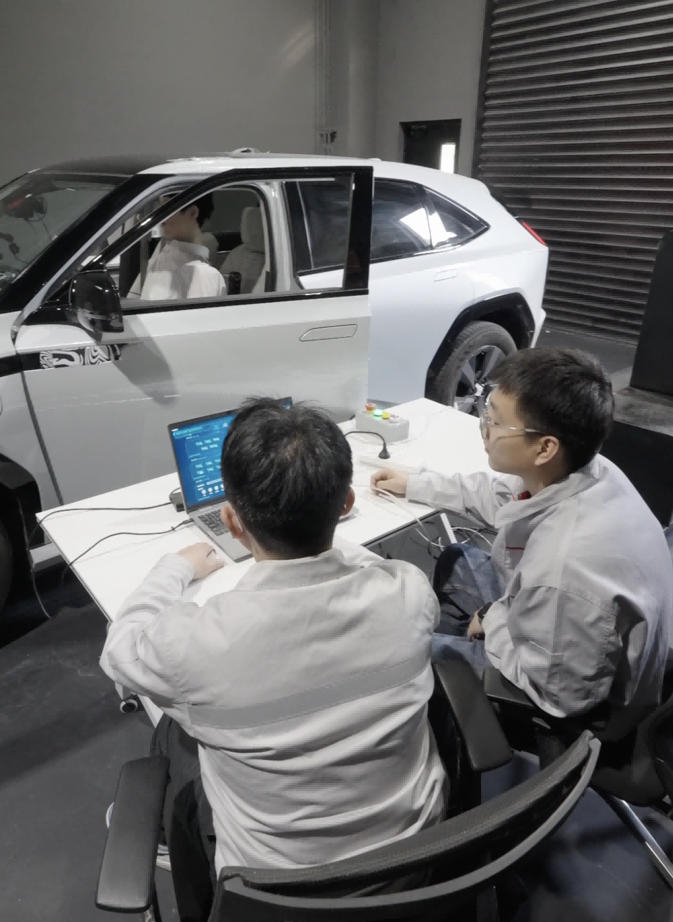 网联汽车测试员如何给智能网联汽车“把脉问诊”？z6尊龙·中国网站新质生产力 职业新观察丨智能(图3)