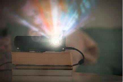 挑选一块合适的投影仪幕布？尊龙凯时人生就是搏平台怎么